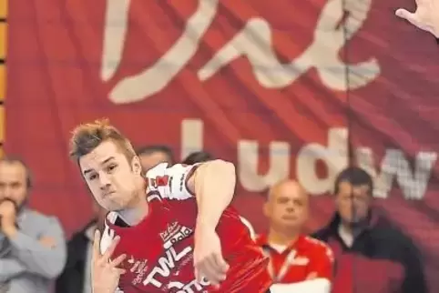 Stefan Salger erzielt in dieser Szene das 14:16. Es war sein erster Treffer nach seiner mehrwöchigen Verletzung, sein 13. in die