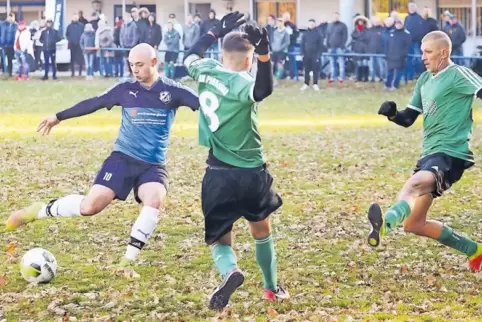 Topspiel vor stattlicher Kulisse: Marcus Herrlich vom SV Gersbach „feuert“ auf das Tor des TuS DJK Pirmasens. Marcel Haag (Mitte