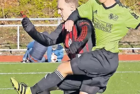 Zu stürmisch: Julius Michel (rechts), SG VB Zweibrücken/SV Ixheim III, gegen Michael Munzinger vom SV Martinshöhe.