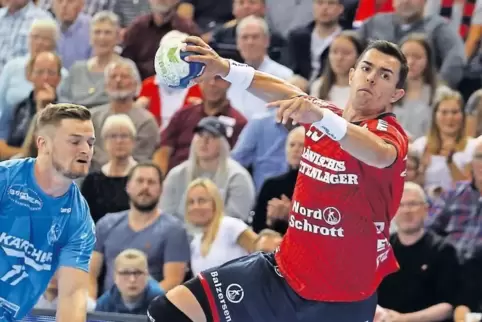 Rasmus Lauge im Spiel gegen Stuttgart, links David Schmidt.