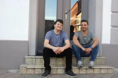 Benjamin Peifer (links) und Johannes Lochner vor den Räumen der Weinbar „The Izakaya“ in Wachenheim.  Archivfoto: Lepthien