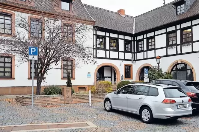 Angebote für gehandicapte Menschen – hier der Behindertenparkplatz am Marktplatz – sind Bürgermeister Schäfer ein Anliegen. Angebote für gehandicapte Menschen – hier der Behindertenparkplatz am Marktplatz – sind Bürgermeister Schäfer ein Anliegen.