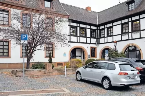 Angebote für gehandicapte Menschen – hier der Behindertenparkplatz am Marktplatz – sind Bürgermeister Schäfer ein Anliegen.