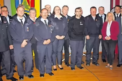Bürgermeister Michael Zwick und Landrätin Susanne Ganster (von rechts) ehrten beim Feuerwehrfest der Verbandsgemeinde verdiente 