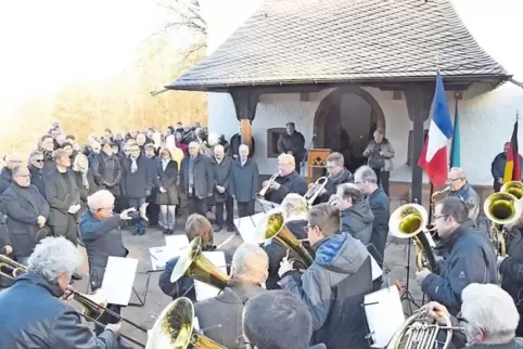 Die Wieslautermusikanten umrahmten die deutsch-französische Gedenkfeier auf dem Ehrenfriedhof in Dahn.