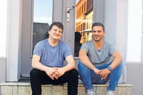 Benjamin Peifer (links) und Johannes Lochner vor den Räumen der Weinbar „The Izakaya“ in Wachenheim.