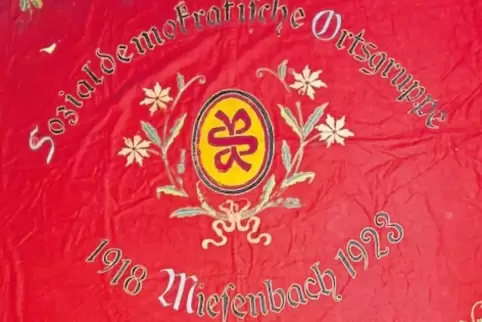 Die Originalflagge der sozialdemokratischen Ortsgruppe Miesenbach ist heute im Museum im Westrich in Ramstein ausgestellt.