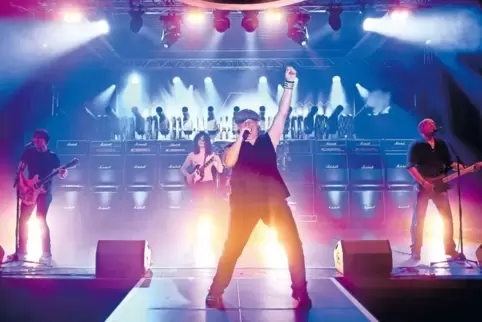 Kommt unter anderem mit 21 Kanonen: We Salute You auf den Spuren von AC/DC.