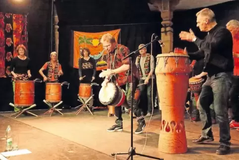 Rainer Körber (Mitte) mit der Speyerer Gruppe Afabato.