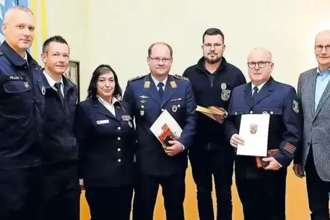 Christian Füllert (links) durfte sich ebenso über die Glückwünsche von (v.l.) Dominik Gebhardt und Angela Scholz freuen wie Marc