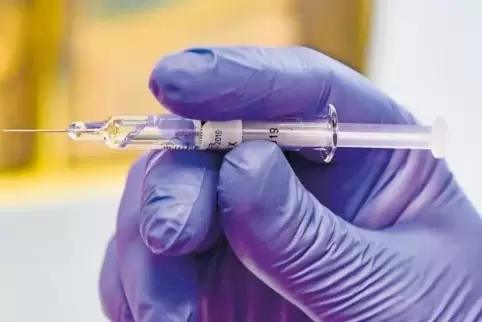 Offiziell empfohlen sind in diesem Jahr erstmals Grippe-Vierfach-Imfpstoffe, die gegen vier Virenstämme gleichzeitig immunisiere