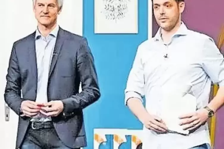 Benjamin Ohmer (rechts) stellt mit seinem Geschäftspartner Volker Junior seine Wärmflasche in der Vox-Sendung „Die Höhle der Löw