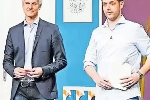 Benjamin Ohmer (rechts) stellt mit seinem Geschäftspartner Volker Junior seine Wärmflasche in der Vox-Sendung „Die Höhle der Löw