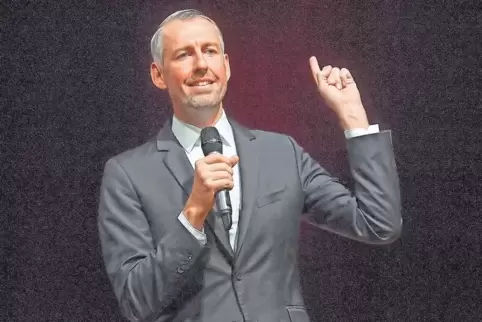 „Wir können die Welt nicht retten“, erklärt Sebastian Pufpaff seinem Publikum.
