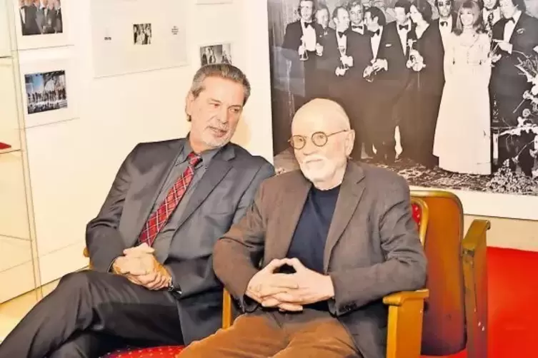 G&uuml;nter Rohrbach (rechts) und der Neunkircher OB J&uuml;rgen Fried in der Geburtstagsausstellung.