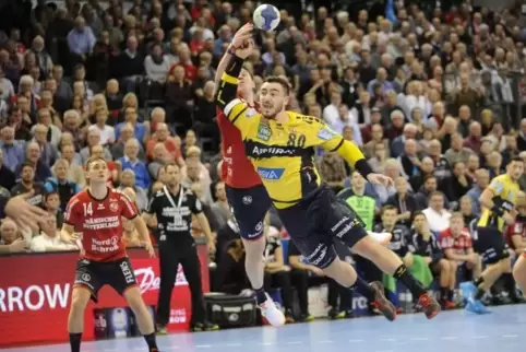 Löwen-Kreisläufer Jannik Kohlbacher im Anflug. Foto: LÜHN