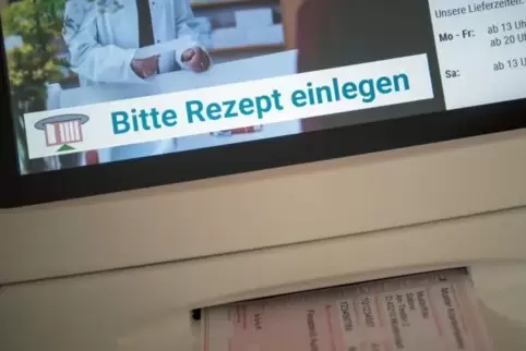 Patienten können an digitalen Rezeptsammelstellen ihre Rezepte einscannen und bekommen die Medikamente dann nach Hause geliefert