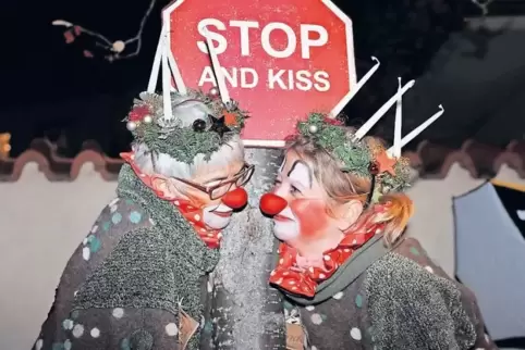 Dr. Knallfrosch (links) und Dr. Blumenstrauß luden die Besucher in Dannstadt bei aller vorweihnachtlichen Hektik zumKussstopp ei