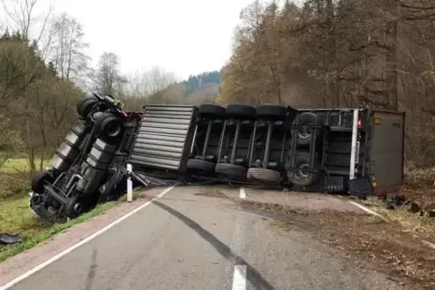 Die Bergung des havarierten Lastwagens erwies sich als schwierig. Foto: Polizei