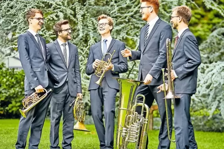 LJO-Brass mit den Trompetern Johannes Leiner (Mitte) und Felix Schauren, dem Hornisten Jared Scott, Constantin Hartwig an der Tu