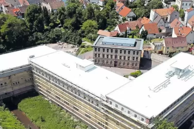Das Haus der Familie in Germersheim soll im ehemaligen Arrestgebäude (kleines Gebäude) untergebracht werden. Dazu kommen noch se