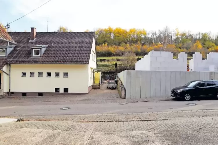 Die Mauer des Anstoßes. Laut Bebauungsplan dürfte sie nur 1,40 Meter hoch sein, tatsächlich misst sie an der höchsten Stelle dre