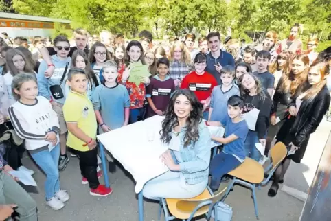 Beim Treffen mit Schülern an der Realschule plus in Dudenhofen: Christina Peno. Die 22-Jährige ist gebürtige Speyererin und in D