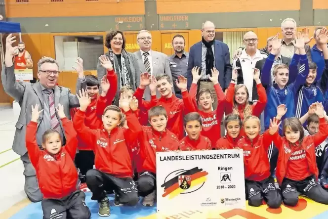 Hoch die Hände! Schifferstadts Ringerstützpunkt bleibt Landesleistungszentrum – das freut die Großen und die Kleinen. Hoch die Hände! Schifferstadts Ringerstützpunkt bleibt Landesleistungszentrum – das freut die Großen und die Kleinen.