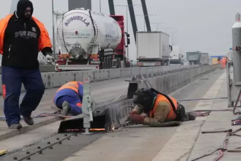 Die Ertüchtigungsarbeiten auf der Rheinbrücke haben begonnen. Bereits begonnen haben auch die Arbeiten im Brückeninneren, wo bis