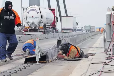 Die Ertüchtigungsarbeiten auf der Rheinbrücke haben begonnen.