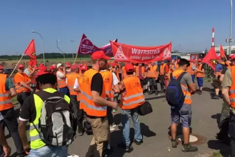 Ende August 2017 legten rund 100 Mitarbeiter die Arbeit nieder, um vor den Toren des Betriebs ihren Forderungen mit einem Warnst