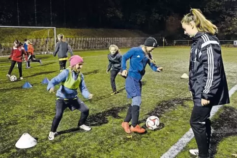 Fußball-Trainerin Elisabeth Negele beim Coachen einer Mädchengruppe in der Sportschule in Edenkoben.