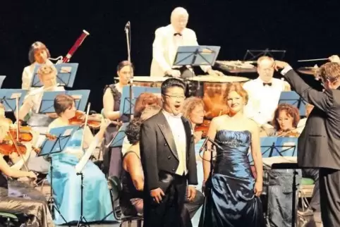 Das Johann-Strauß-Orchester Frankfurt begeistert jedes Jahr in Eisenberg, hier 2014 mit den Solisten Han Bo Jeon und Cecilia Ber