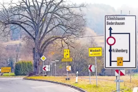 In Wiesbach steht noch das alte Schild vom ersten Bauabschnitt. Wer dieser Umleitung folgt, wird Biedershausen nicht erreichen, 