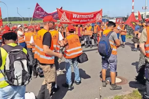 Ende August 2017 legten rund 100 Mitarbeiter die Arbeit nieder, um vor den Toren des Betriebs ihren Forderungen mit einem Warnst