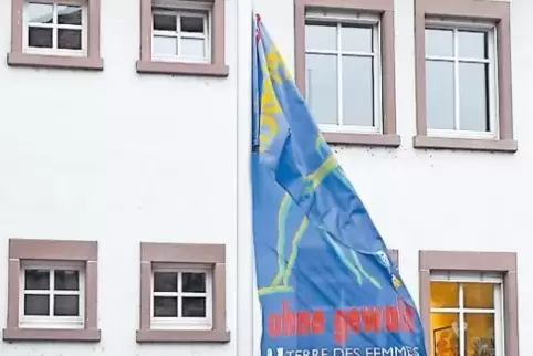 Gegen Gewalt an Frauen: Gestern wurde die Fahne am Rathaus gehisst.