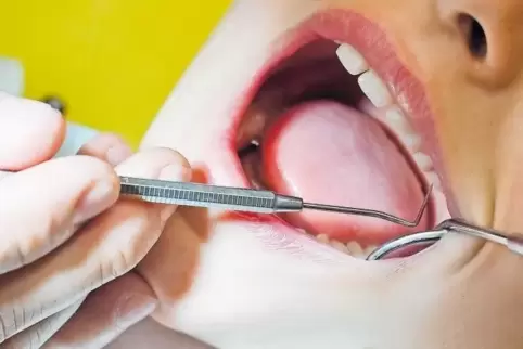 Manche der jungen Patienten entwickeln eine Zahnarztphobie: Kreidezähne reagieren empfindlich auf jegliche mechanische Reize.