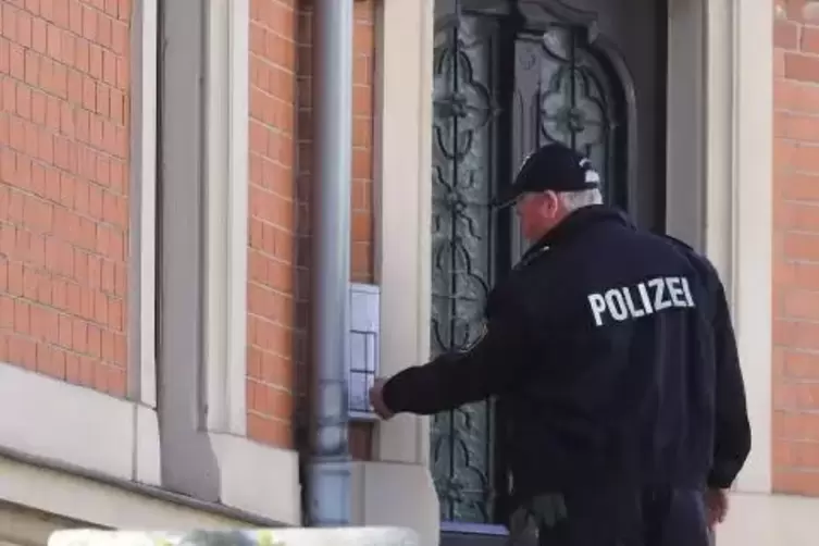 Ein Polizist klingelt an einer Haustür. Symbolfoto: dpa