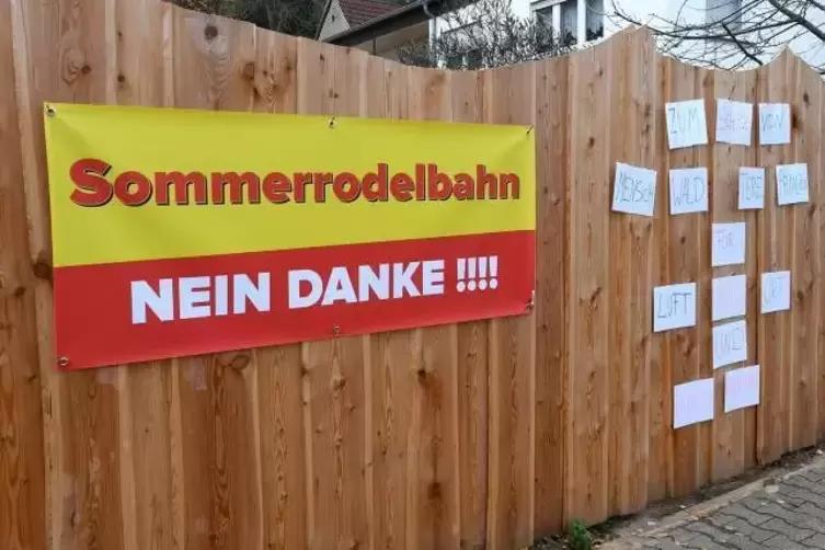 In Dannenfels artikuliert sich der Protest gegen die Planung einer Sommerrodelbahn auch mit solchen Plakaten. Foto: STEPAN 