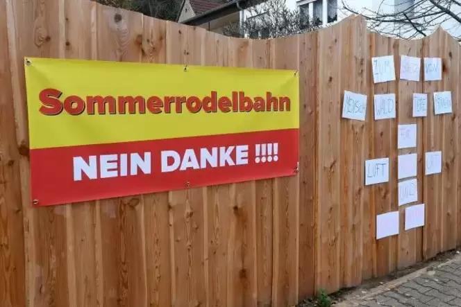 In Dannenfels artikuliert sich der Protest gegen die Planung einer Sommerrodelbahn auch mit solchen Plakaten. Foto: STEPAN