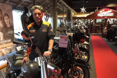 Von etwa 8500 bis rund 41.500 Euro reichen die Grundpreise der Motorräder, die Geschäftsführer Pascal Vergnaud von Harley-Davids