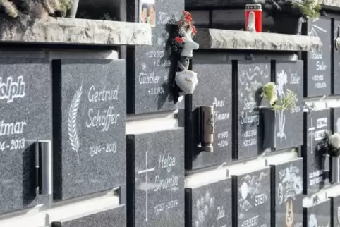 Urnenwände gibt es bereits auf vielen Friedhöfen, beispielsweise in Kusel.