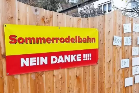 In Dannenfels ist das Projekt Sommerrodelbahn derzeit heftigem Gegenwind ausgesetzt, der sich auch mit solchen Plakaten öffentli