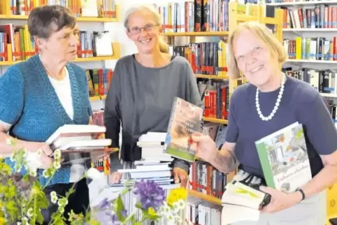 Ursula Müller-Kochendörfer (rechts) möchte die Leitung der Gönnheimer Bücherei abgeben. Gertrud Fuß (links) führt die Einrichtun