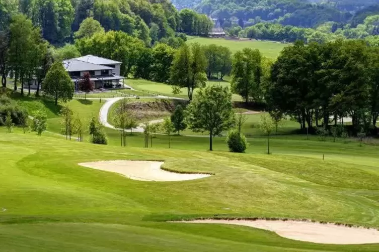 In Waldfischbach kann auch künftig Golf gespielt werden. Foto: Buchholz 