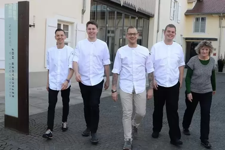 Im Hof des Restaurants L. A. Jordan: Aufsteiger des Jahres Daniel Schimkowitsch (Mitte) mit seinen Kollegen Marcel Marklitz, Yan