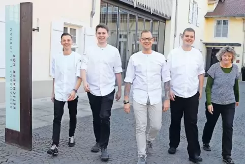 Im Hof des Restaurants L. A. Jordan: Aufsteiger des Jahres Daniel Schimkowitsch (Mitte) mit seinen Kollegen Marcel Marklitz, Yan