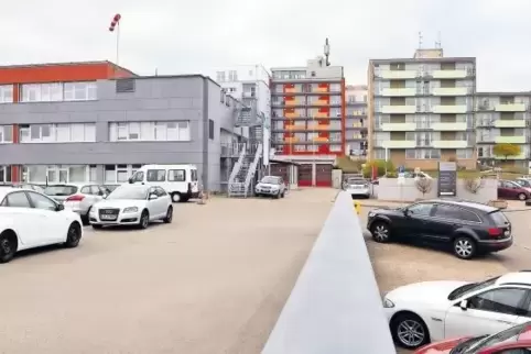 Das Parkchaos bei der Klinik in Bad Bergzabern soll bald der Vergangenheit angehören. Ein Parkhaus mit 264 Stellplätzen ist gepl