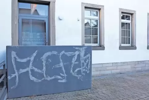 Die Gemeinde will die Schmierereien noch vor dem Anneresl-Markt beseitigen.