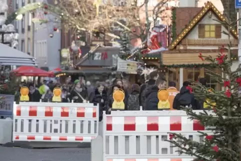 Zusätzlich zu dem schon gewohnten Bild der Zufahrtssperren wird es auf dem Kaiserslauterer Weihnachtsmarkt wieder eine Video-Übe
